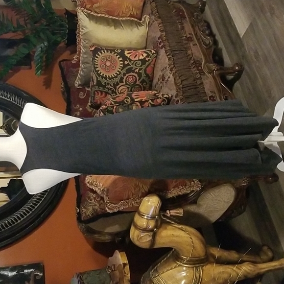 RAQUEL ALLEGRA SCOOP NECK DRESS..... Designer Size 2. US: Medium - Picture 3 of 3